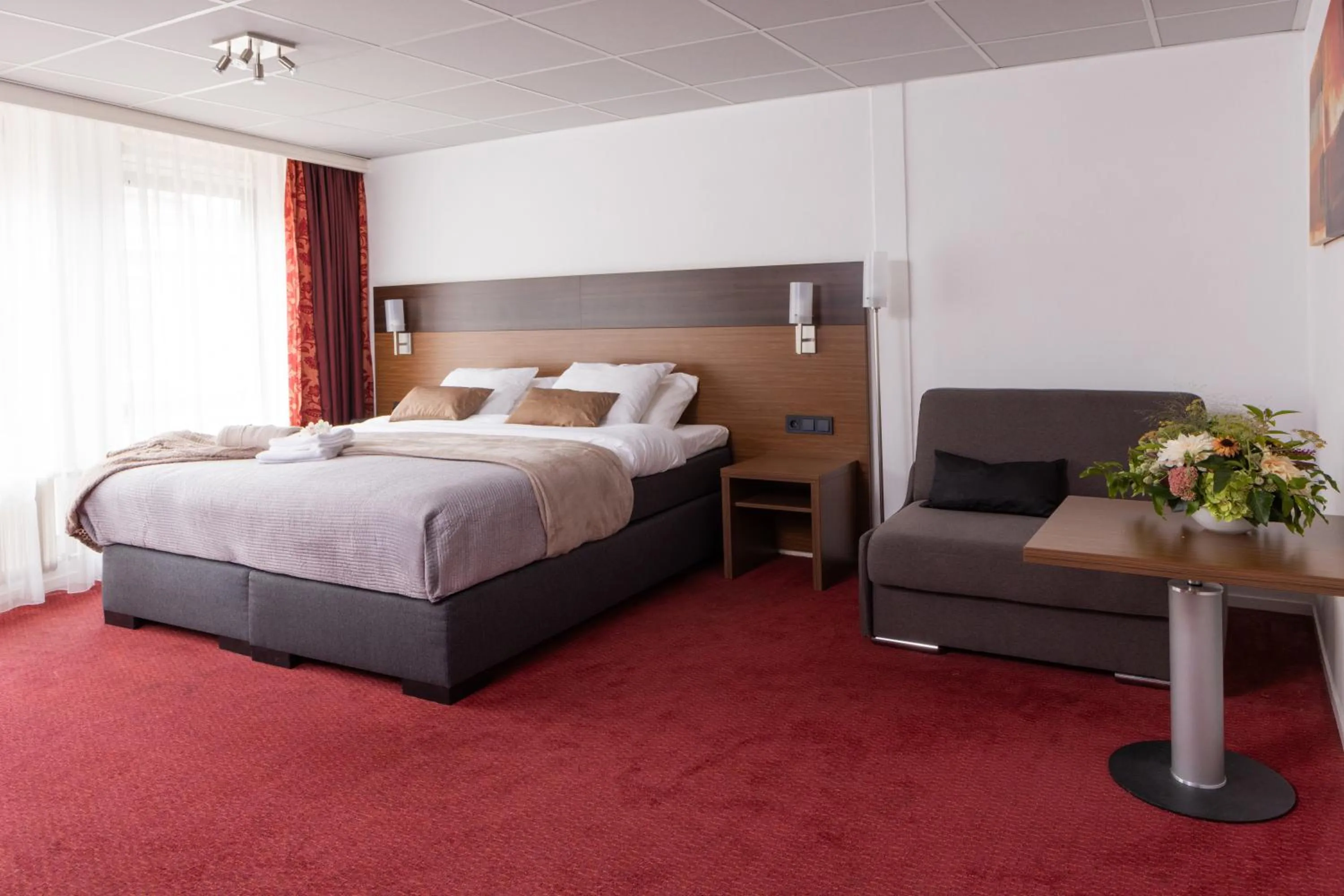 Seating area, Bed in Hampshire Hotel Petit Nord