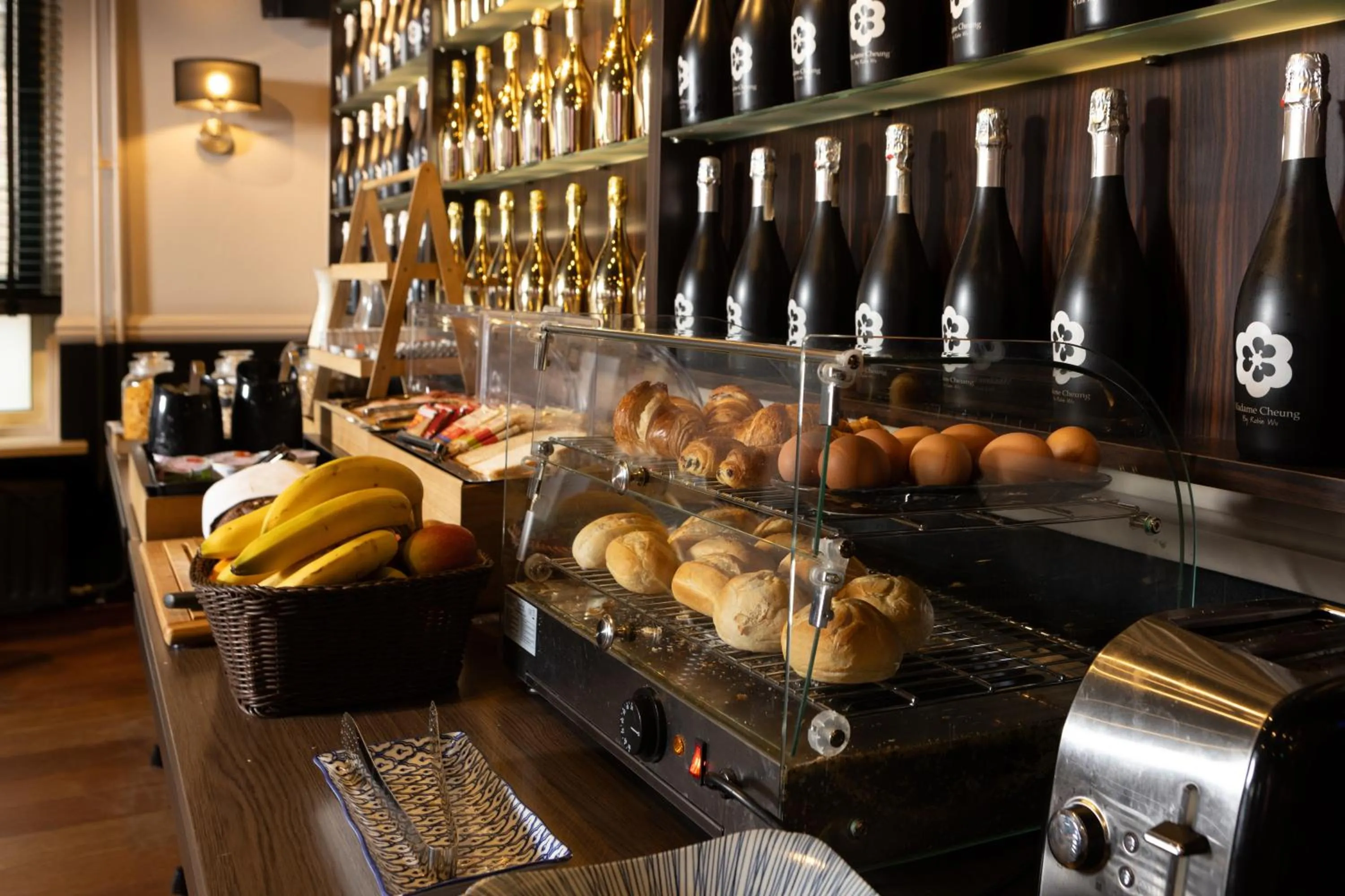 Continental breakfast in Hampshire Hotel Petit Nord