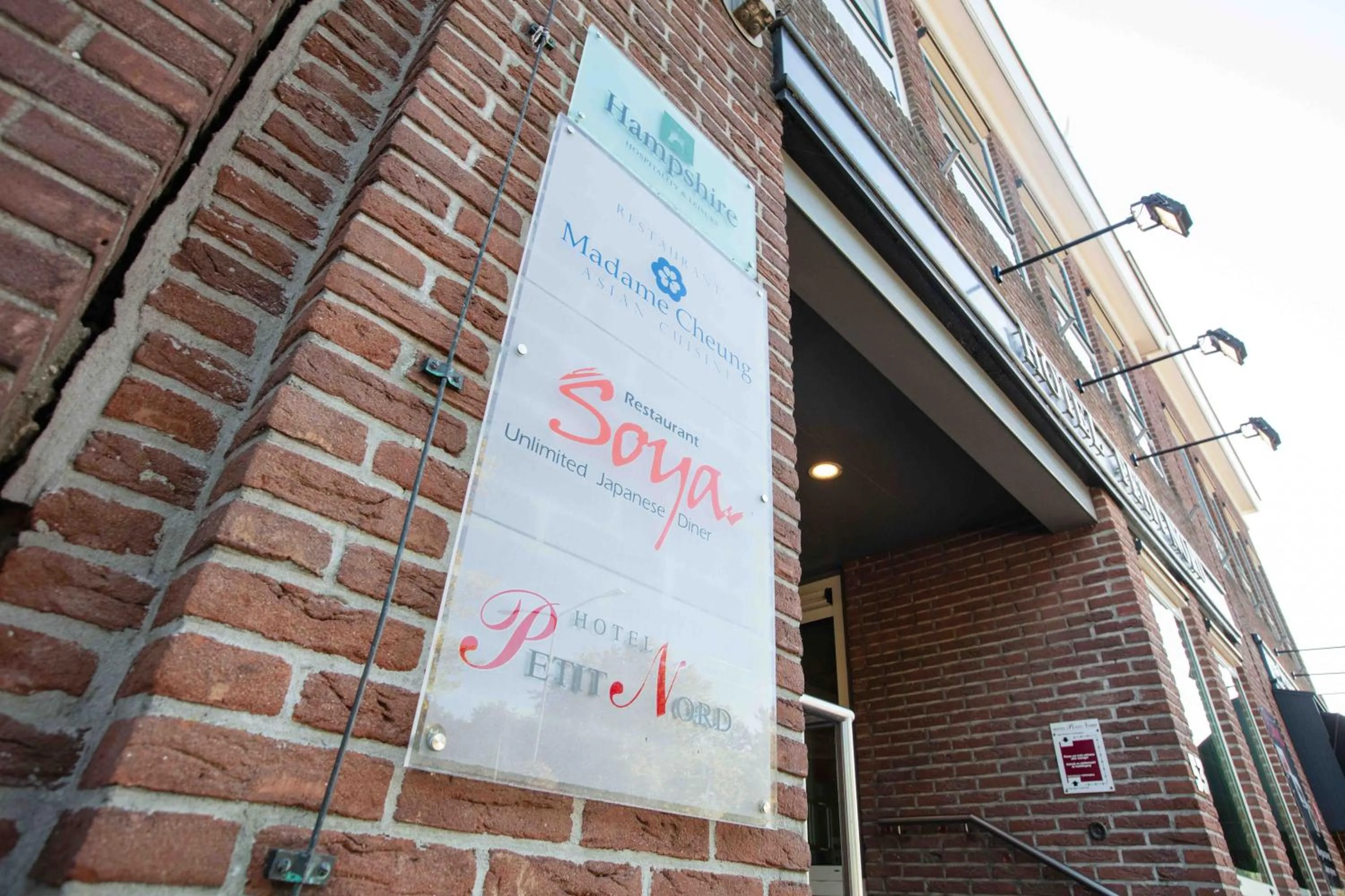 Facade/entrance in Hampshire Hotel Petit Nord