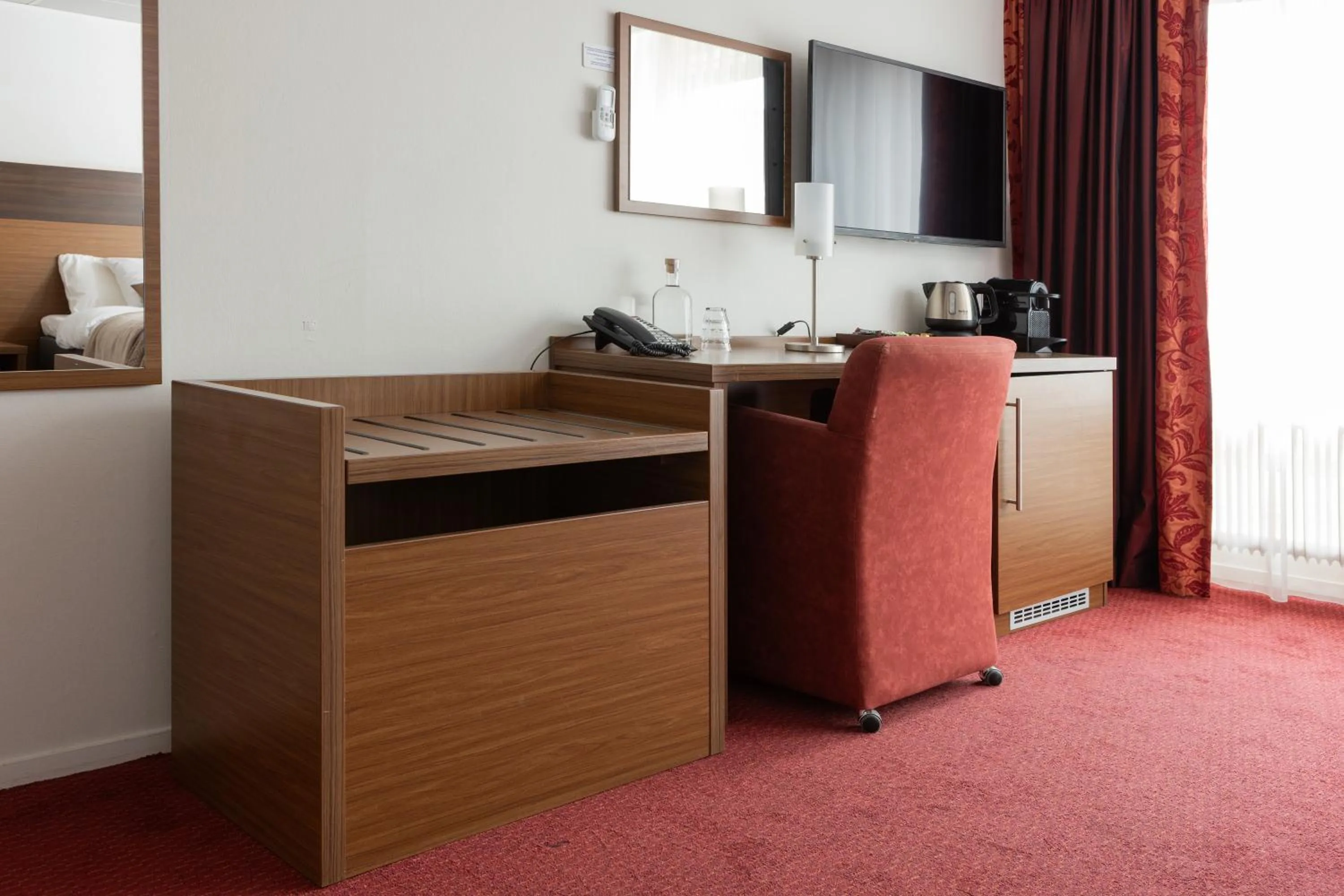 TV and multimedia in Hampshire Hotel Petit Nord