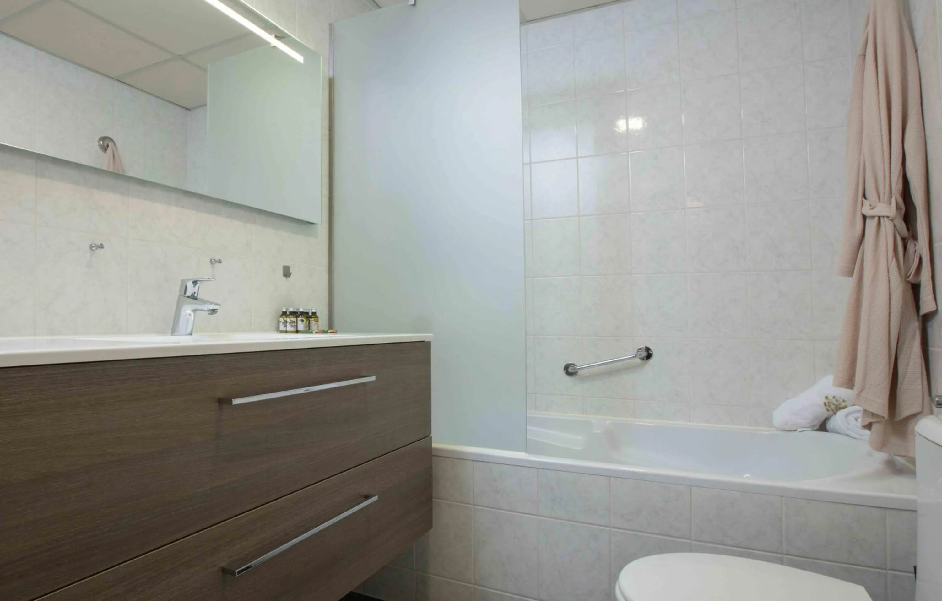 Bathroom in Hampshire Hotel Petit Nord