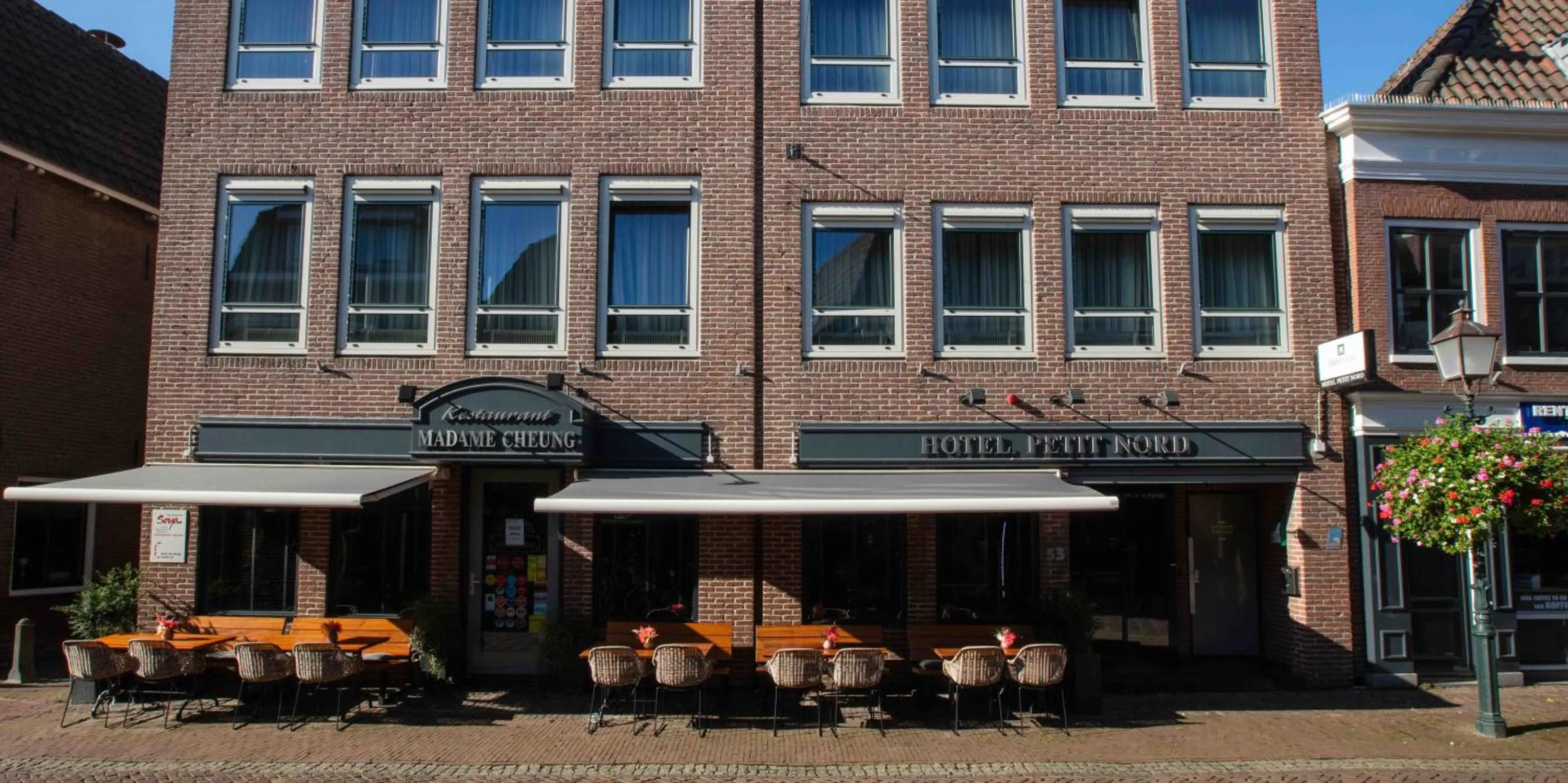 Property building in Hampshire Hotel Petit Nord