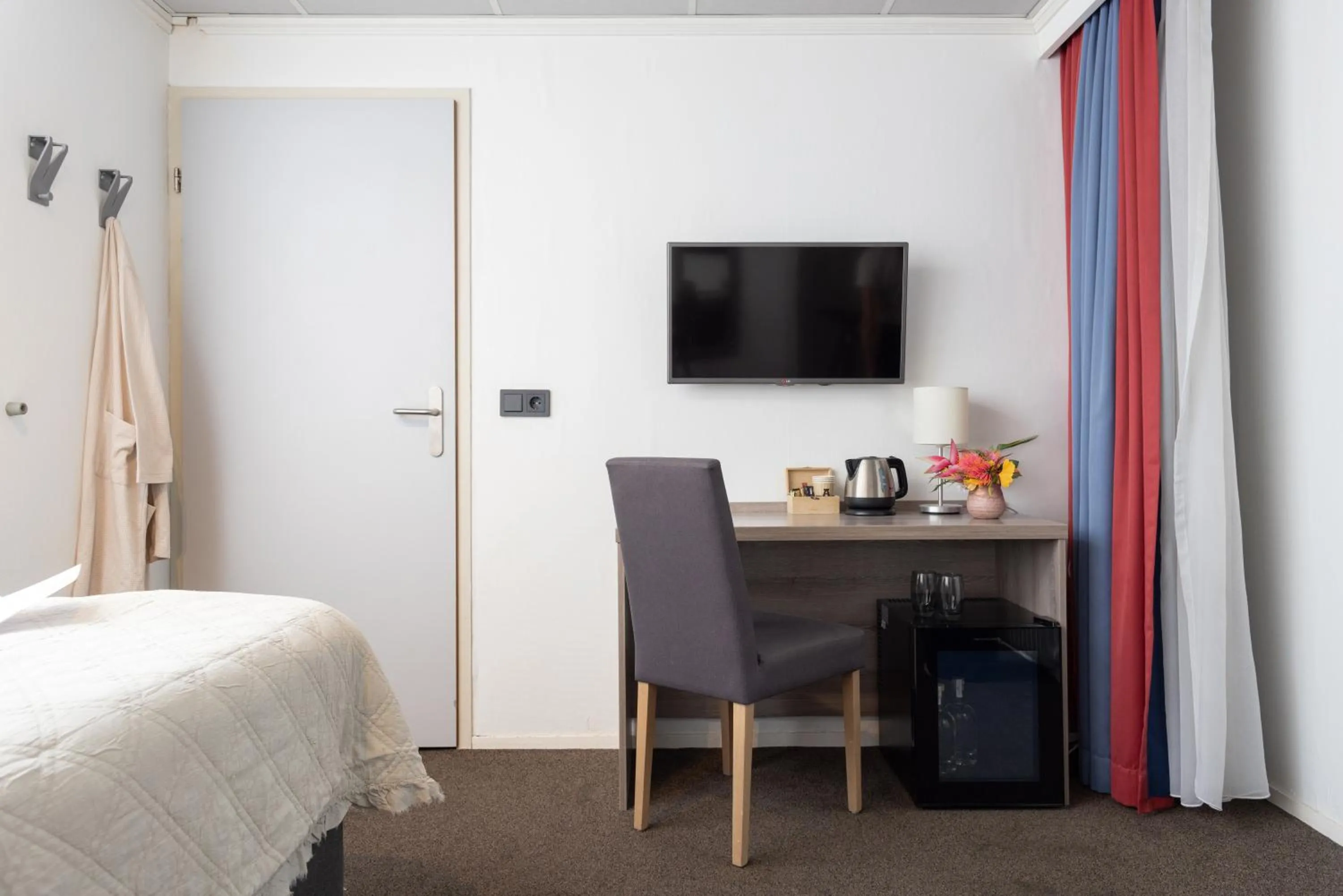 Coffee/tea facilities, Bed in Hampshire Hotel Petit Nord