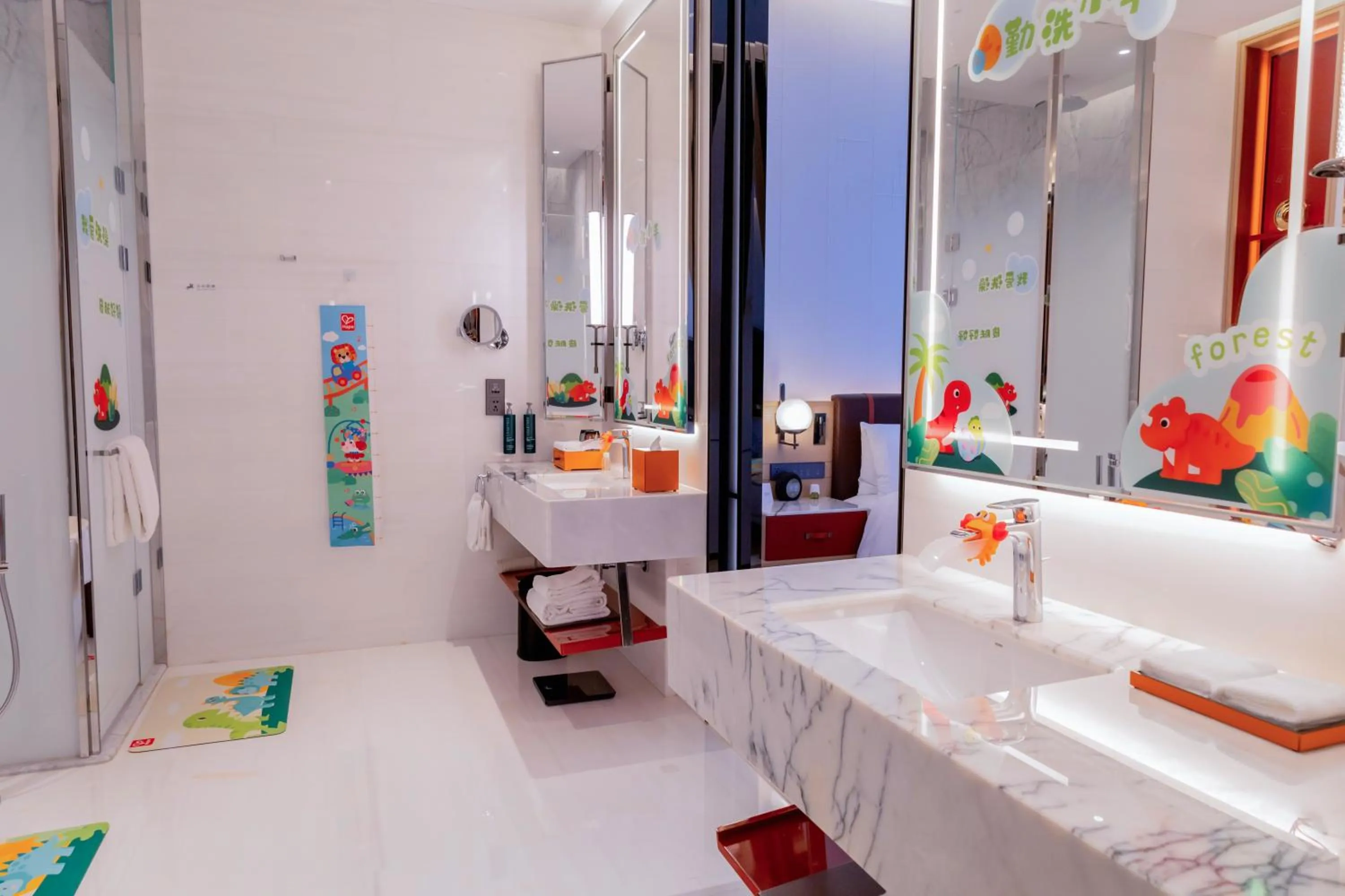 Bathroom, Bed in DoubleTree By Hilton Cangnan