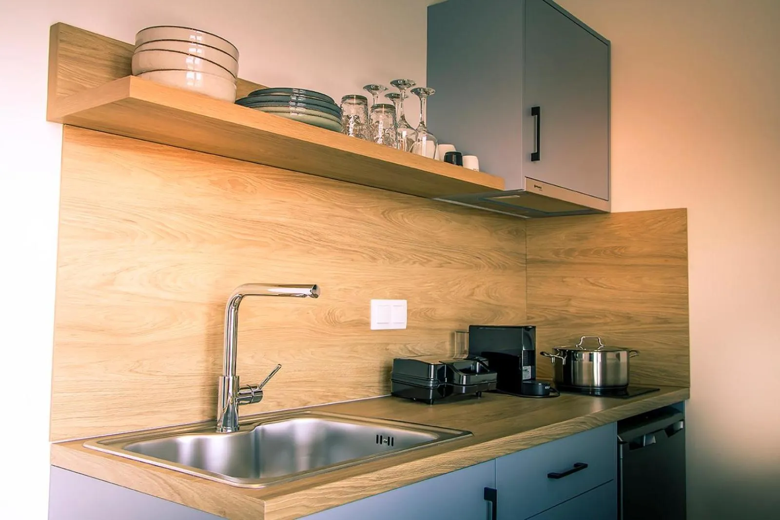 Coffee/tea facilities in Arodo Suites