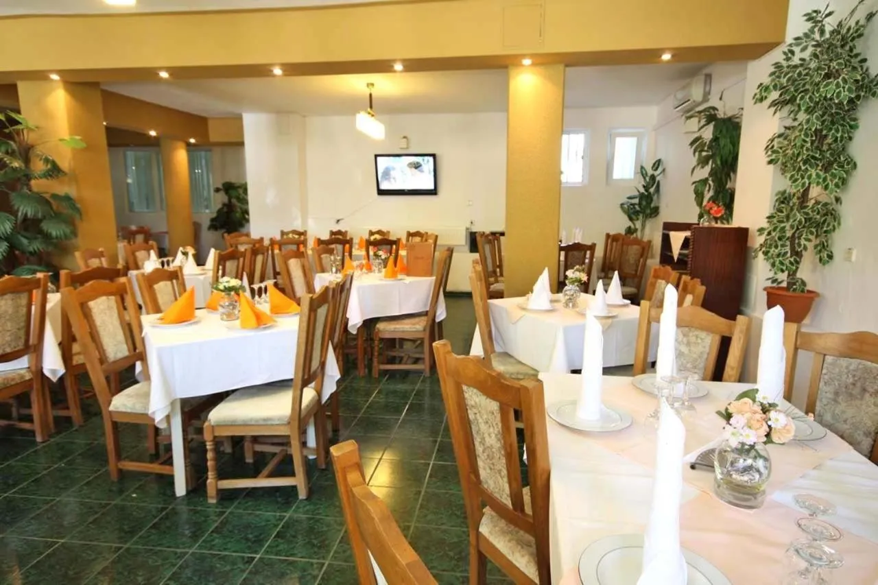 Restaurant/places to eat in Hotel Dynes