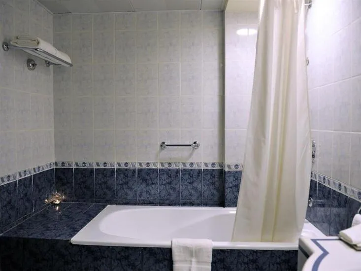Bathroom in Signature Inn Hotel Deira