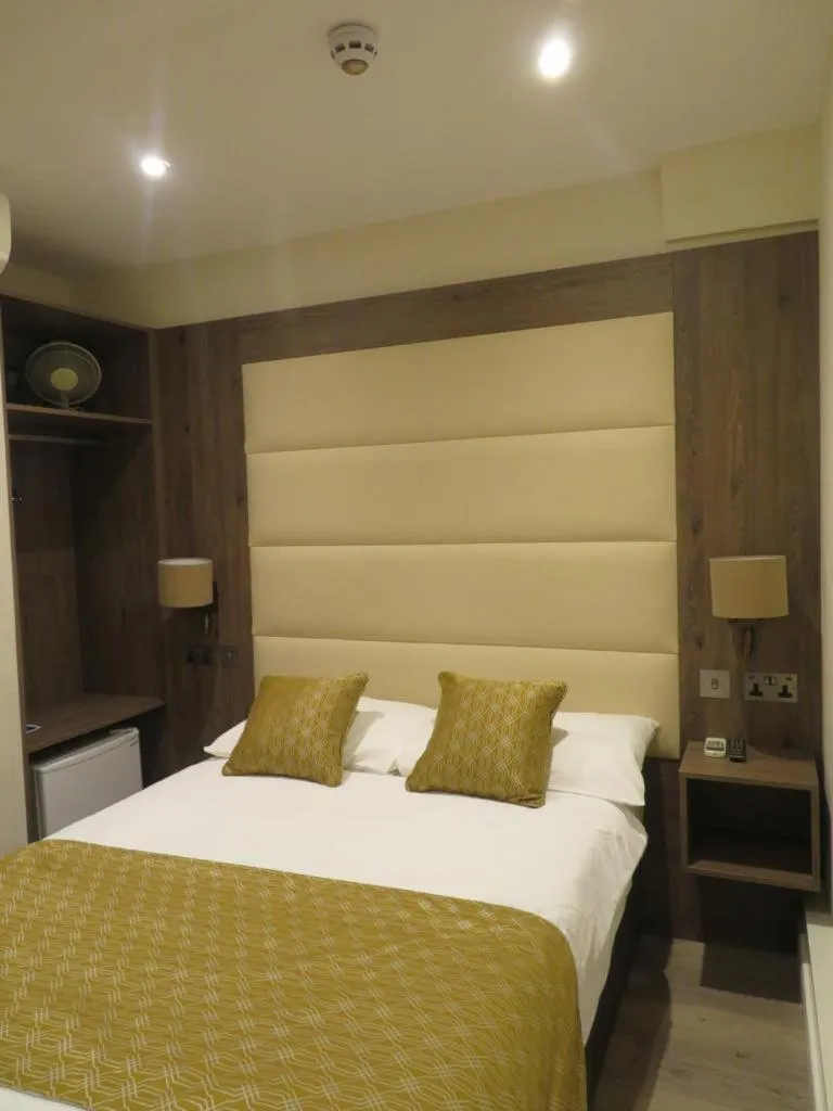 Bed in Glendale Hyde Park Hotel