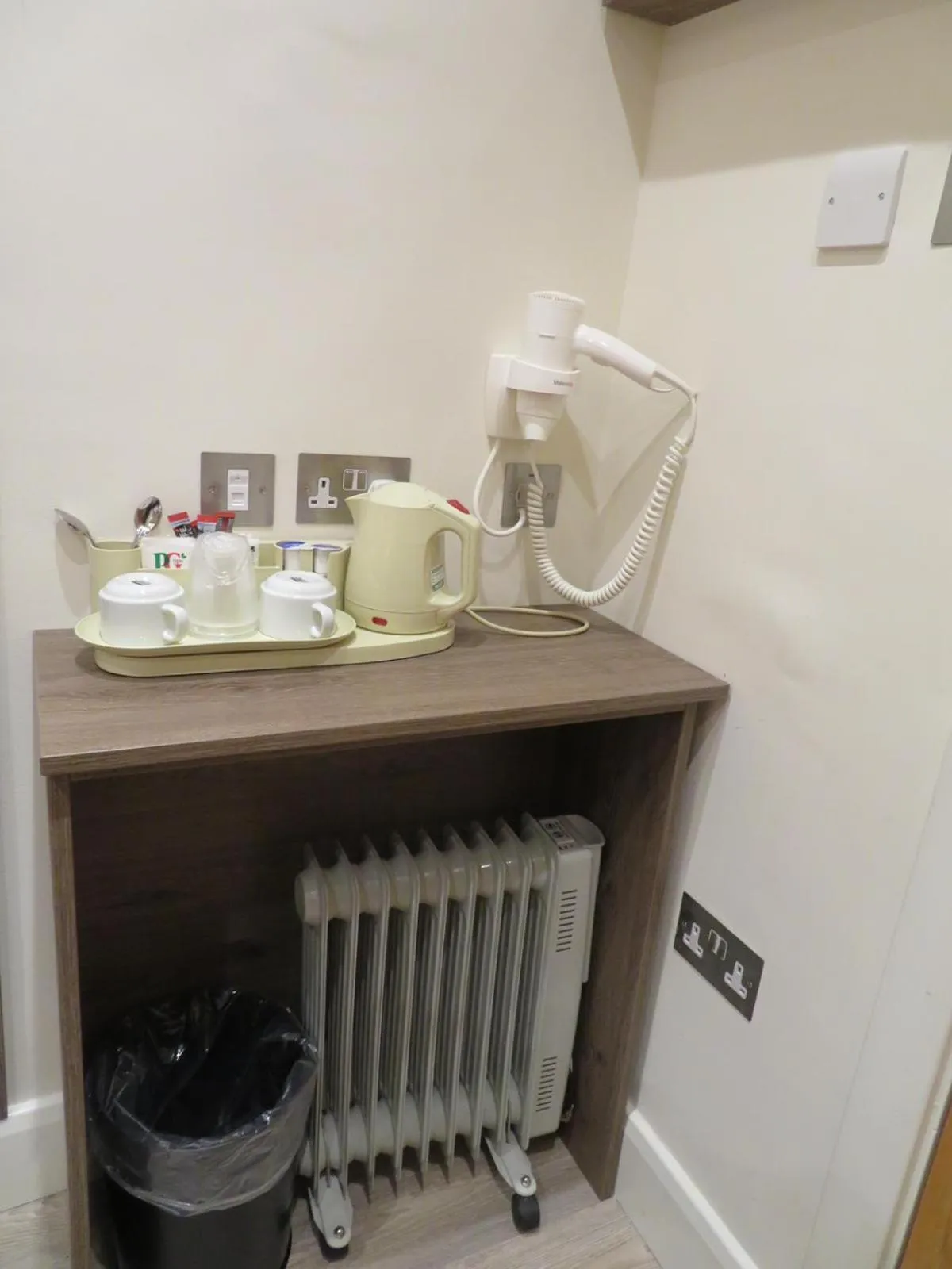 Coffee/tea facilities in Glendale Hyde Park Hotel