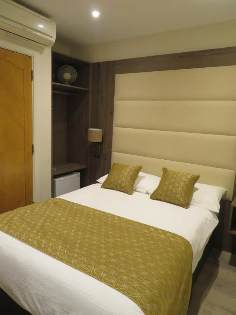 Bed in Glendale Hyde Park Hotel