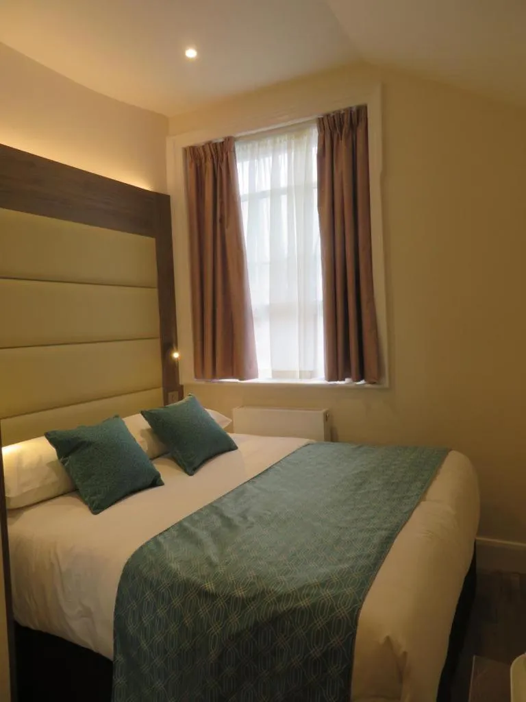 Bed in Glendale Hyde Park Hotel