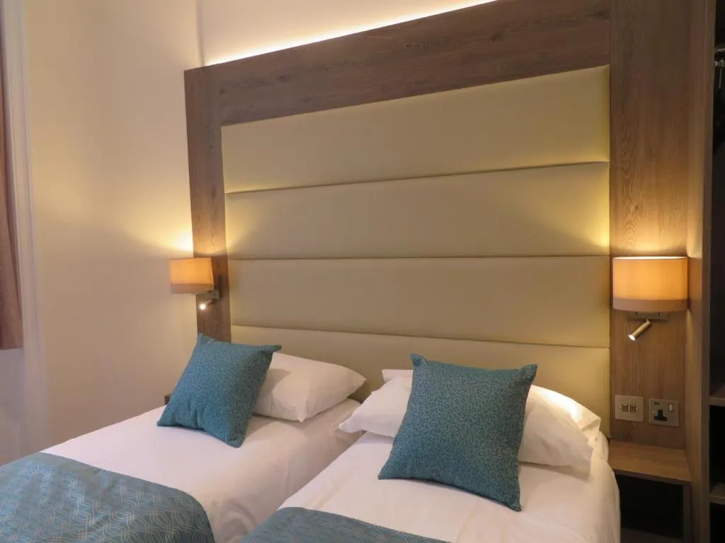 Bed in Glendale Hyde Park Hotel