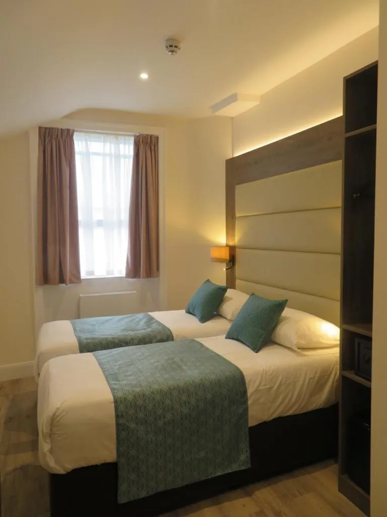 Bed in Glendale Hyde Park Hotel