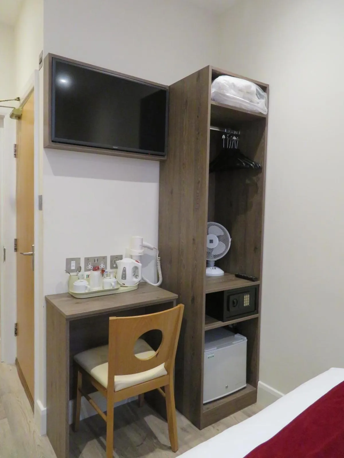 TV and multimedia in Glendale Hyde Park Hotel