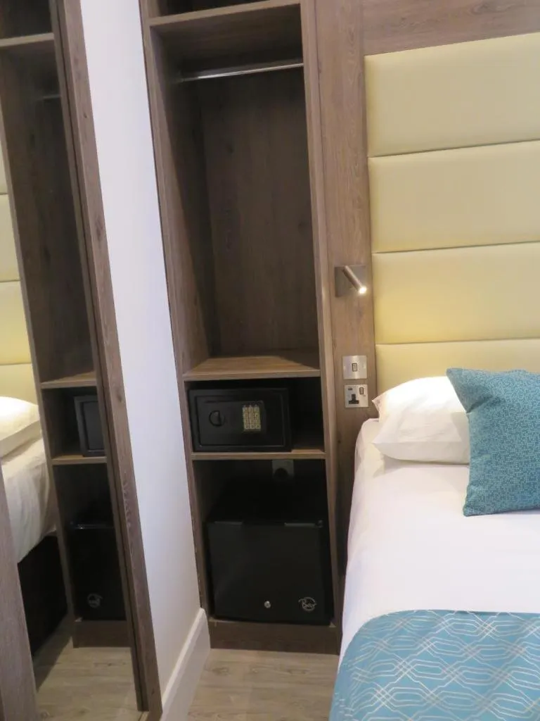 Bed in Glendale Hyde Park Hotel