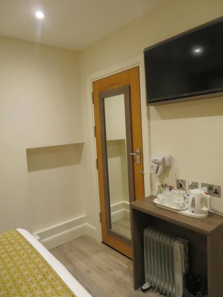 Bed in Glendale Hyde Park Hotel