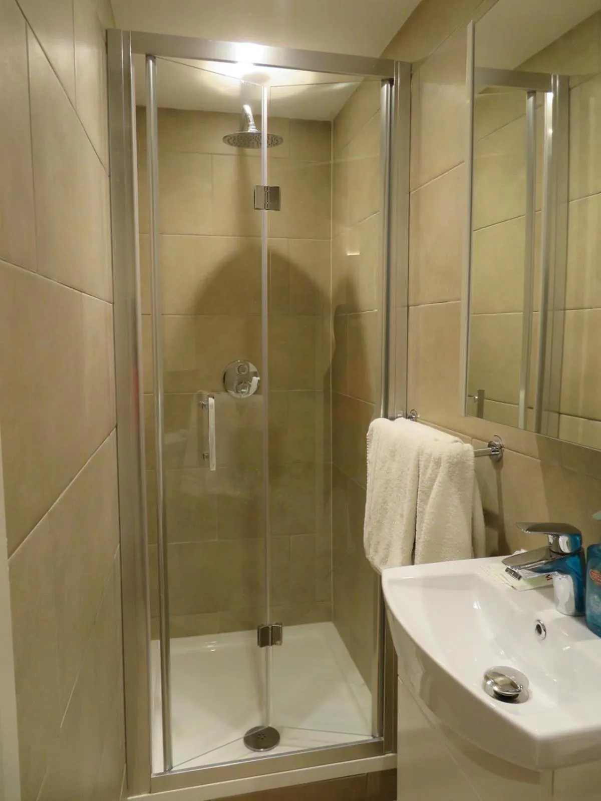 Shower in Glendale Hyde Park Hotel