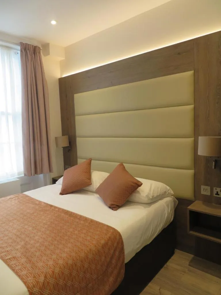 Bed in Glendale Hyde Park Hotel