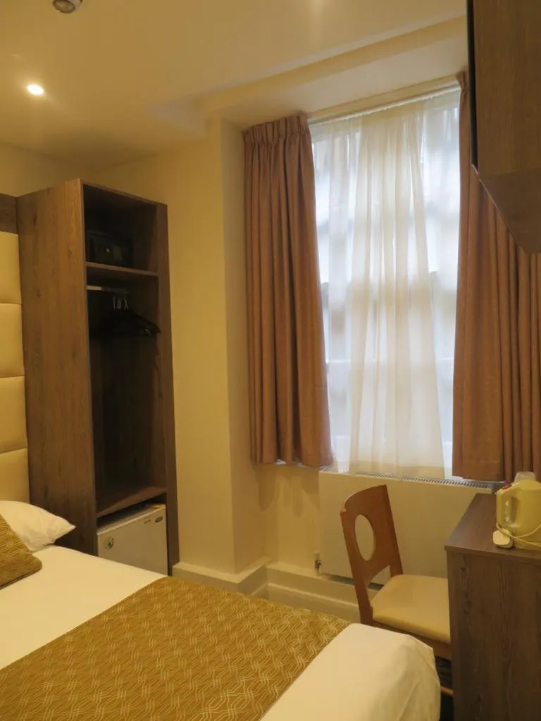 Bed in Glendale Hyde Park Hotel