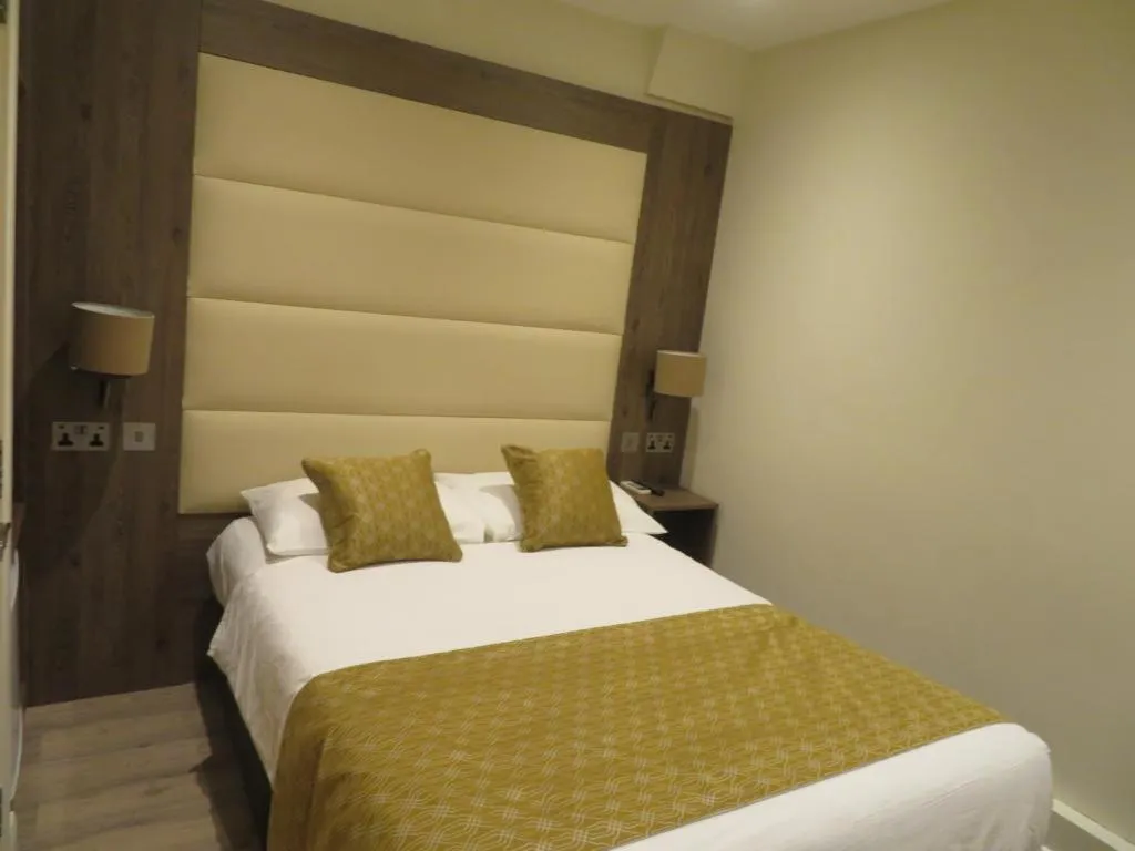 Bed in Glendale Hyde Park Hotel