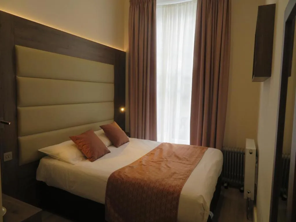 Bed in Glendale Hyde Park Hotel