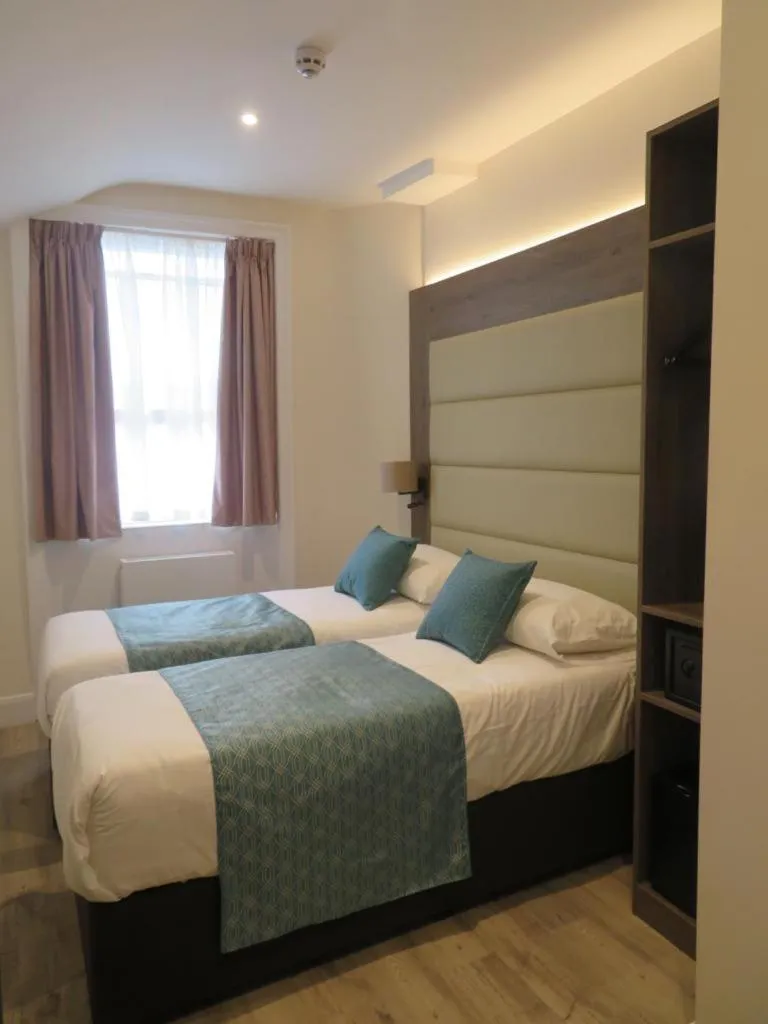 Bed in Glendale Hyde Park Hotel