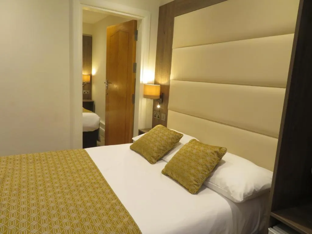 Bed in Glendale Hyde Park Hotel