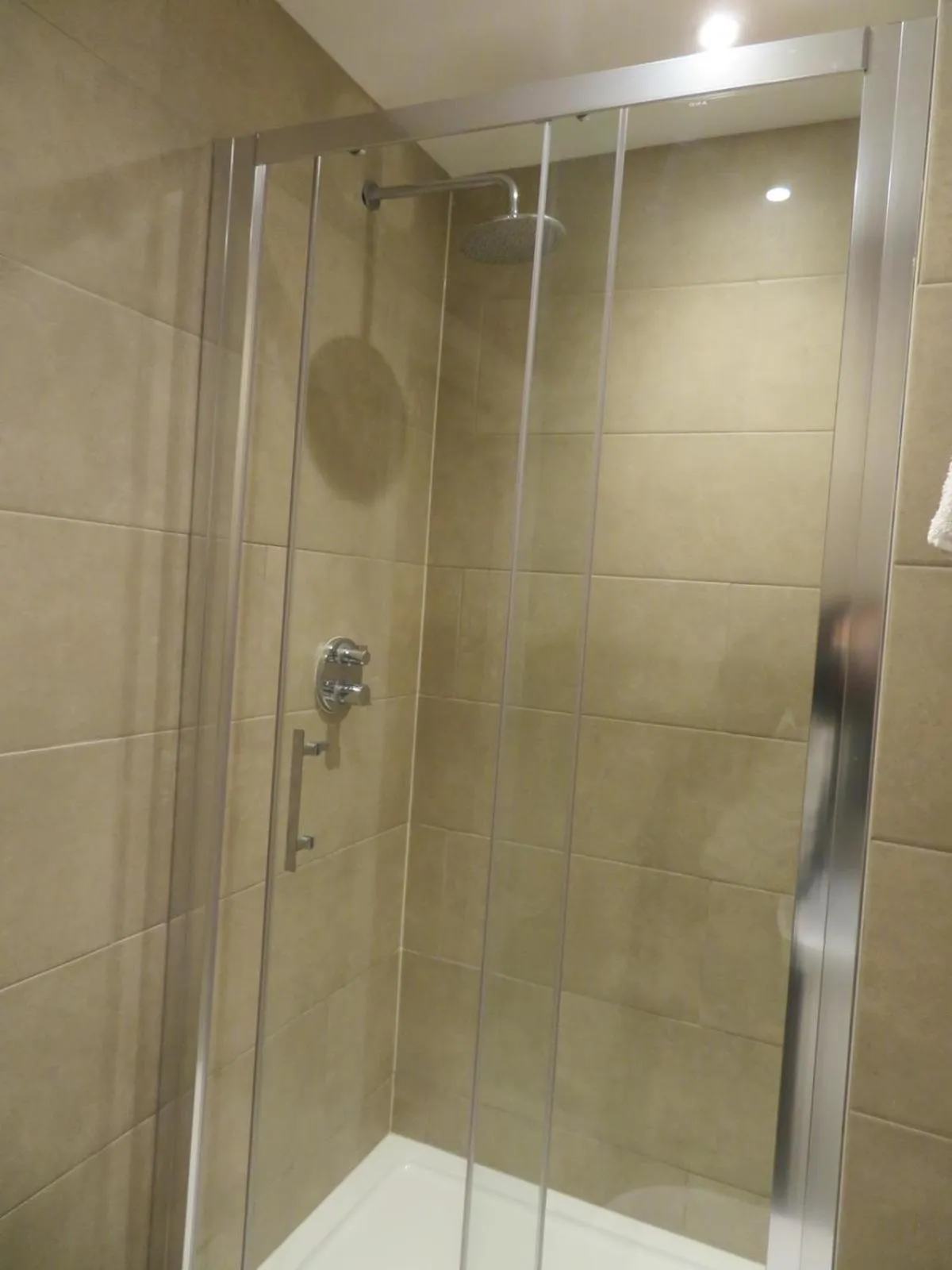 Shower in Glendale Hyde Park Hotel