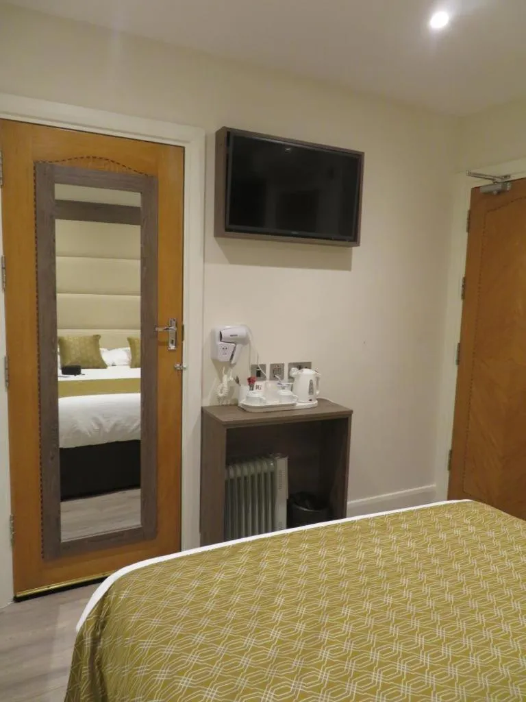 Bed in Glendale Hyde Park Hotel