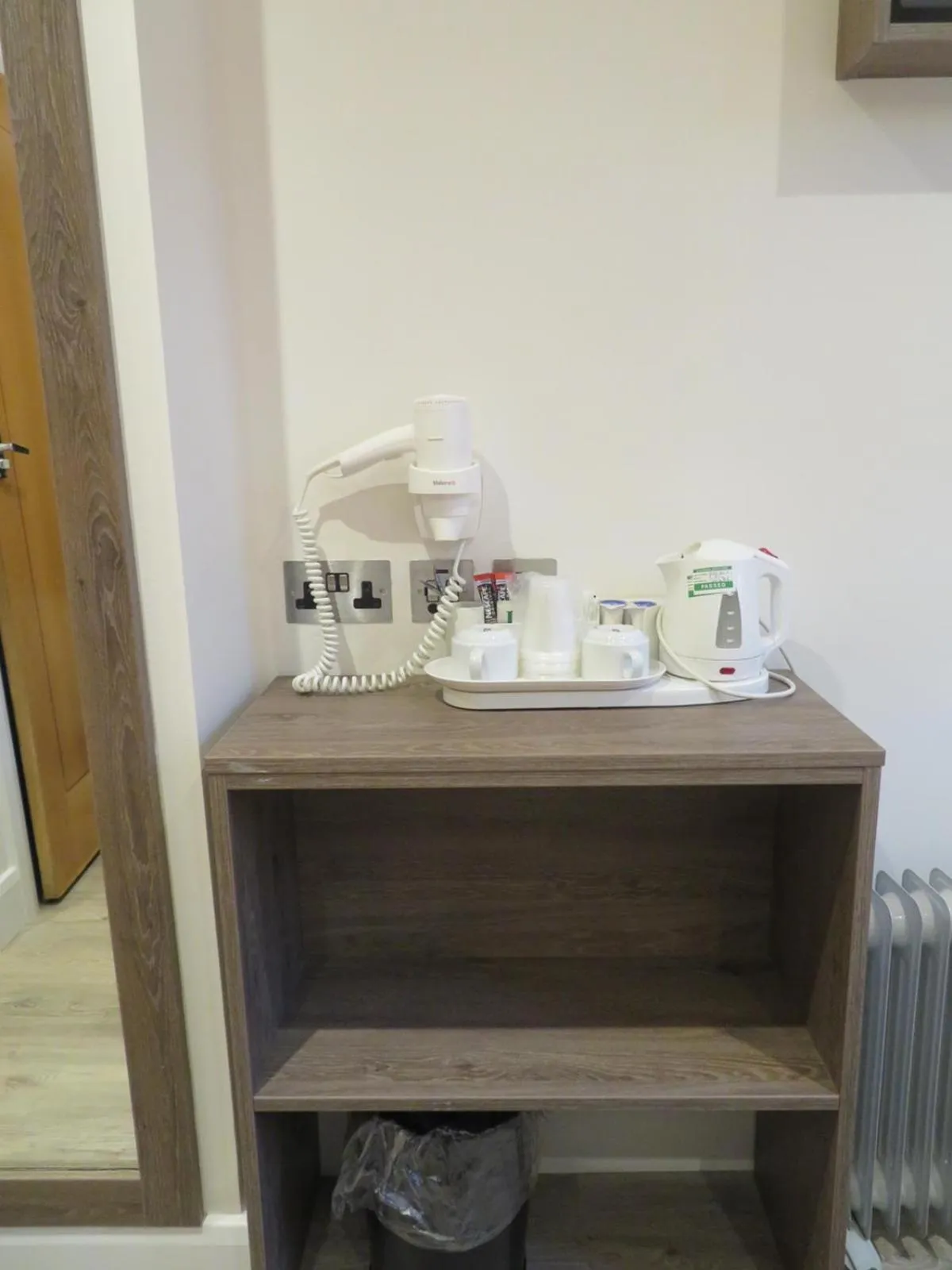 Coffee/tea facilities in Glendale Hyde Park Hotel