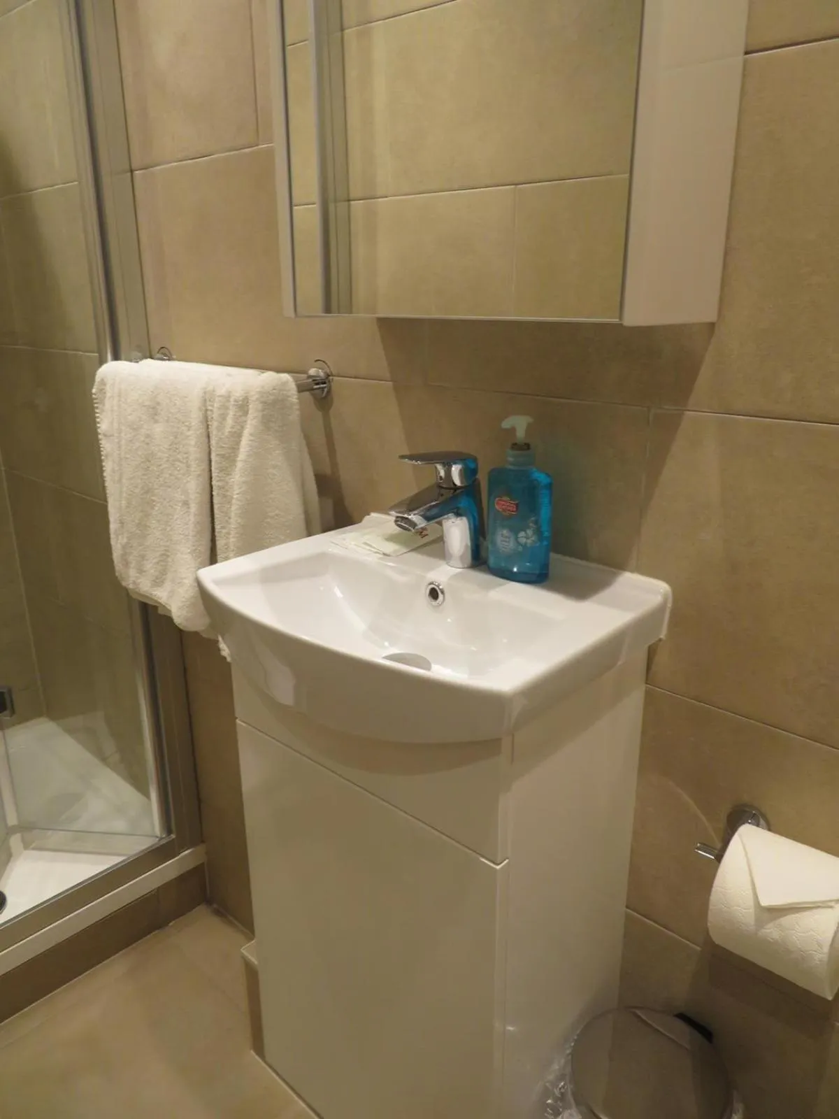 Shower in Glendale Hyde Park Hotel