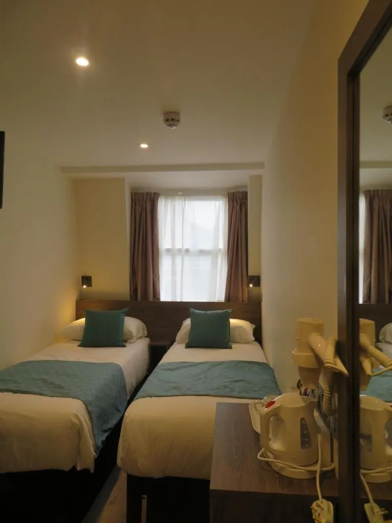 Bed in Glendale Hyde Park Hotel