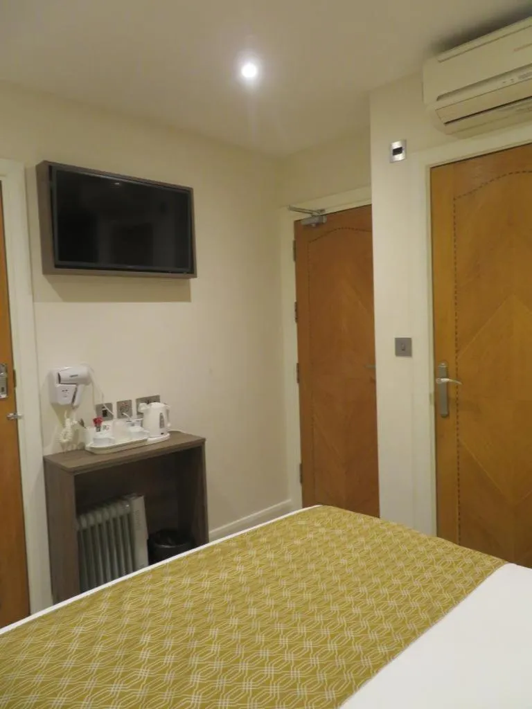 Bed in Glendale Hyde Park Hotel