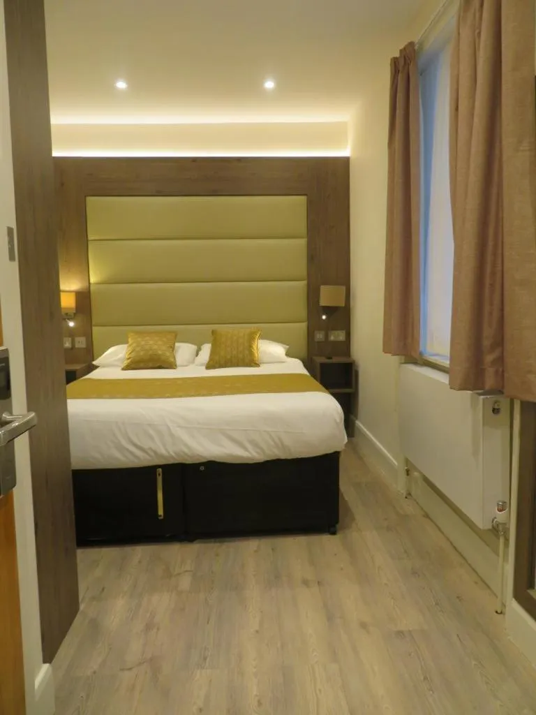 Bed in Glendale Hyde Park Hotel