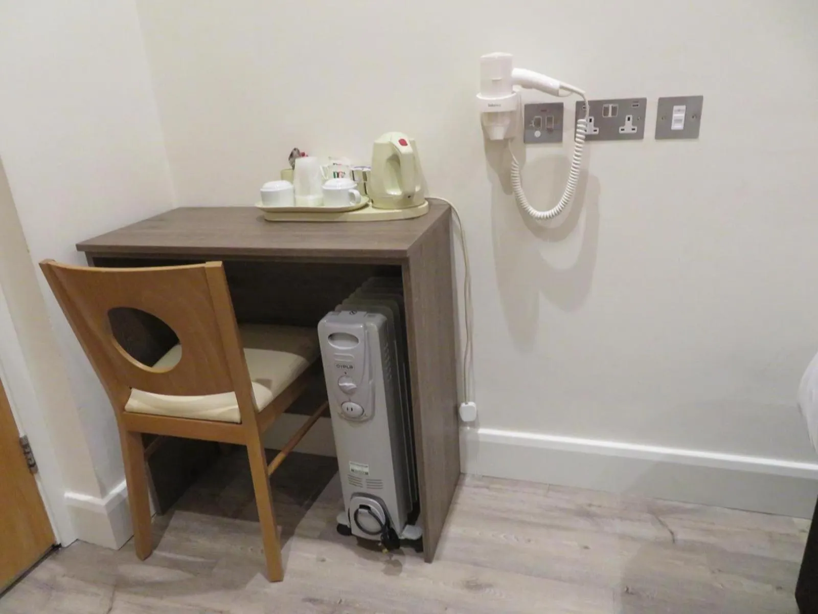 Coffee/tea facilities in Glendale Hyde Park Hotel