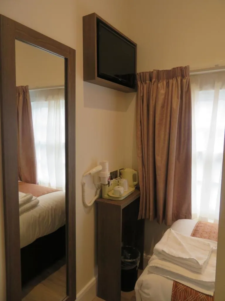 Bed in Glendale Hyde Park Hotel