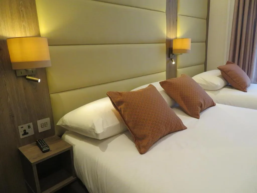 Bed in Glendale Hyde Park Hotel