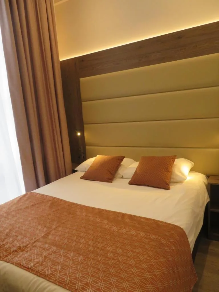 Bed in Glendale Hyde Park Hotel