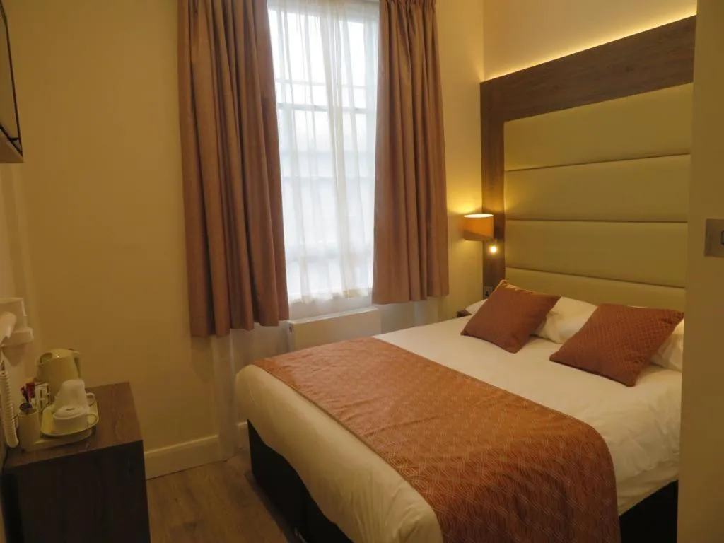 Bed in Glendale Hyde Park Hotel