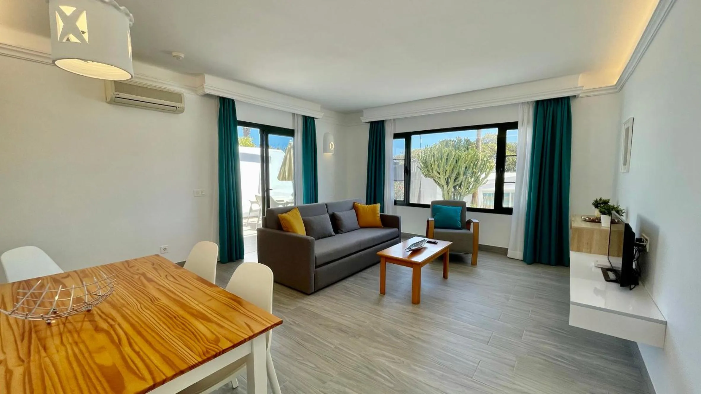 Communal lounge/ TV room in Palmeras Garden