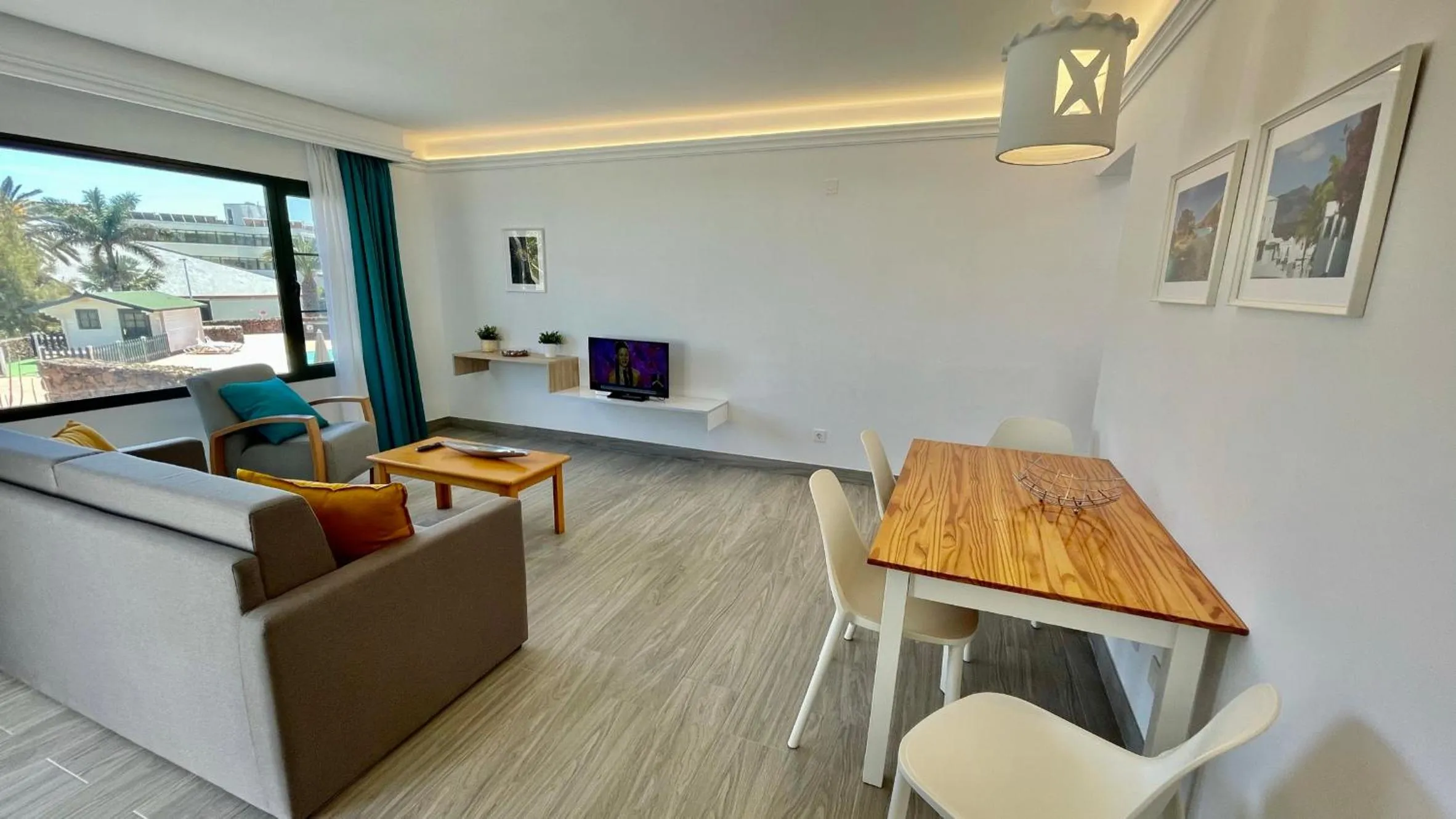 Dining area in Palmeras Garden