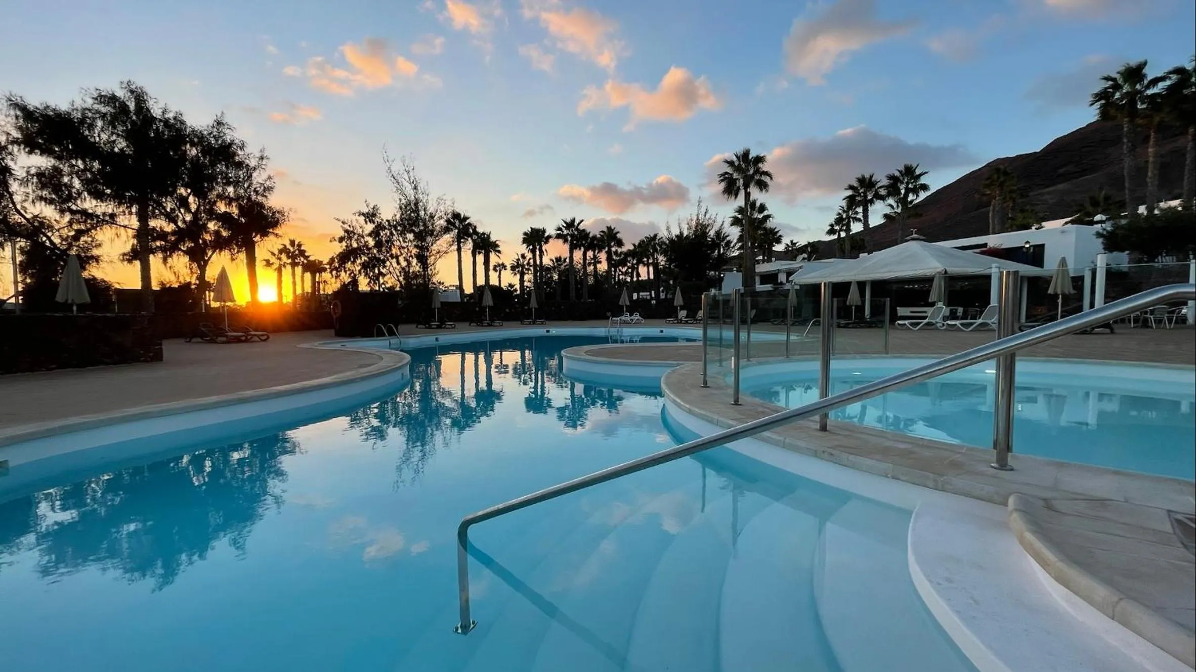 Swimming pool in Palmeras Garden