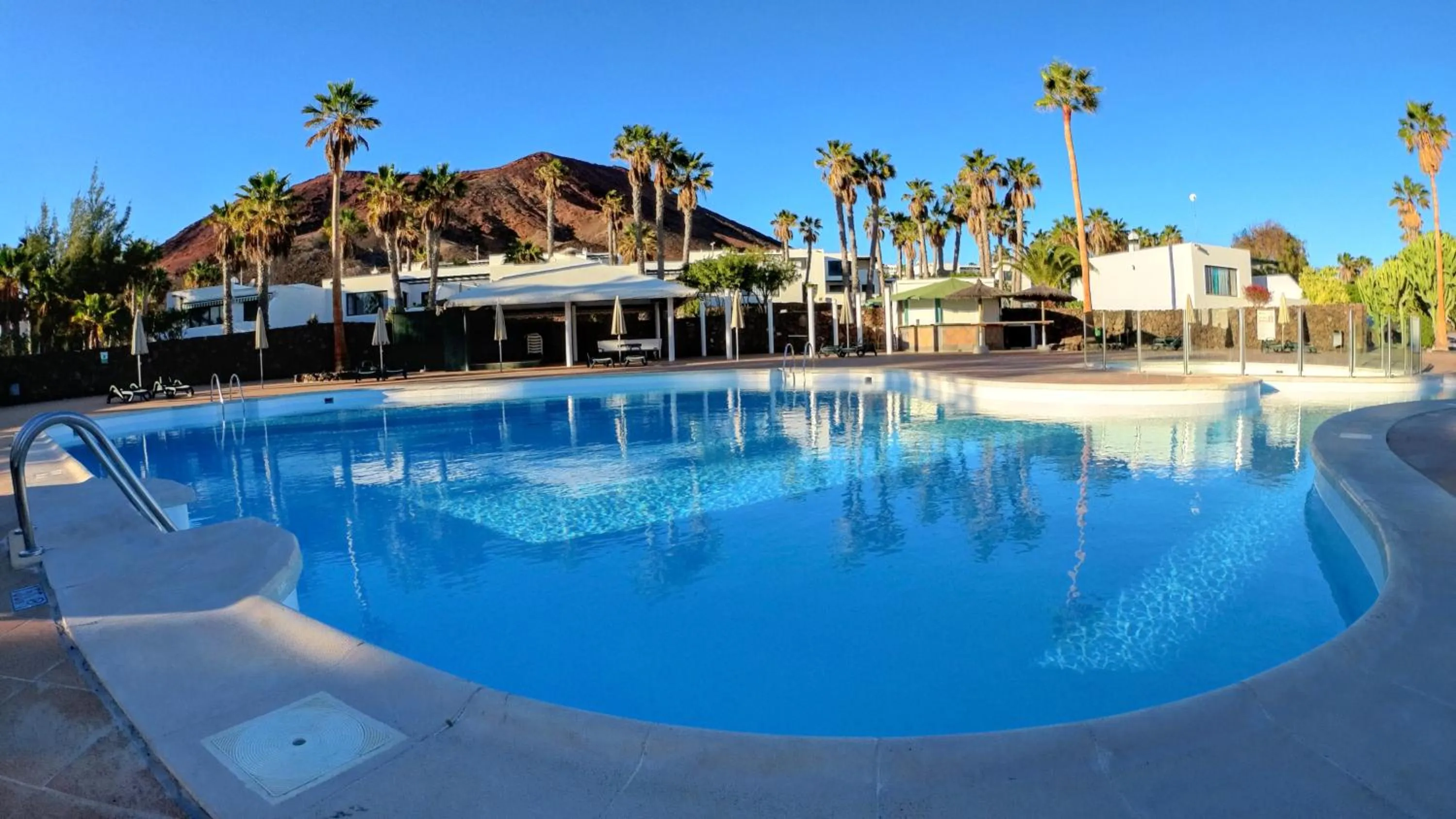 Swimming pool in Palmeras Garden