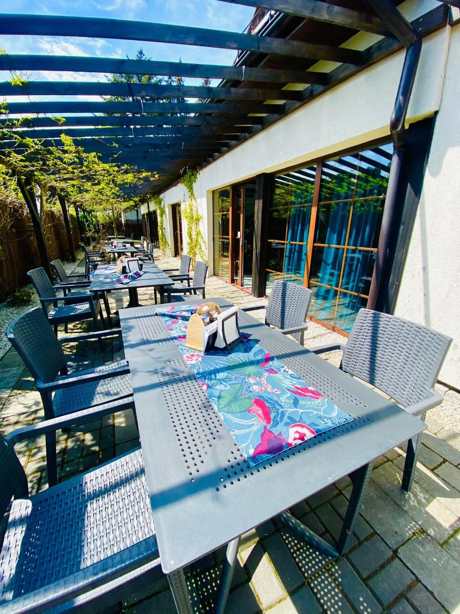 Patio in Old Tree Home & Restaurant