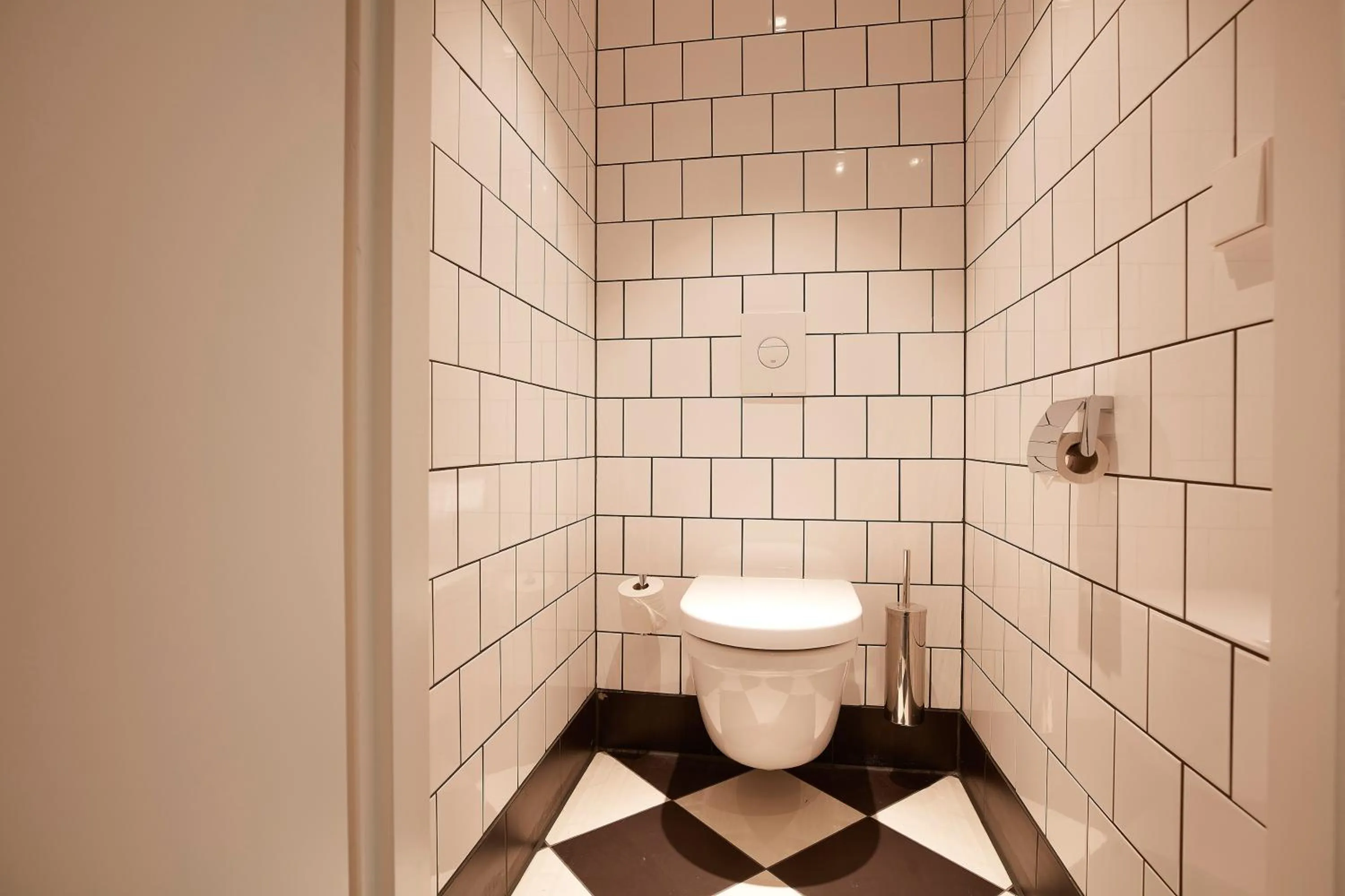 Toilet in Carlton President