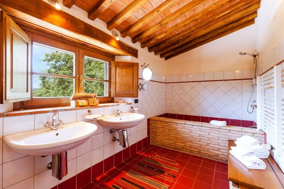 Bathroom in Agriturismo & Cantina Tenuta Casteani