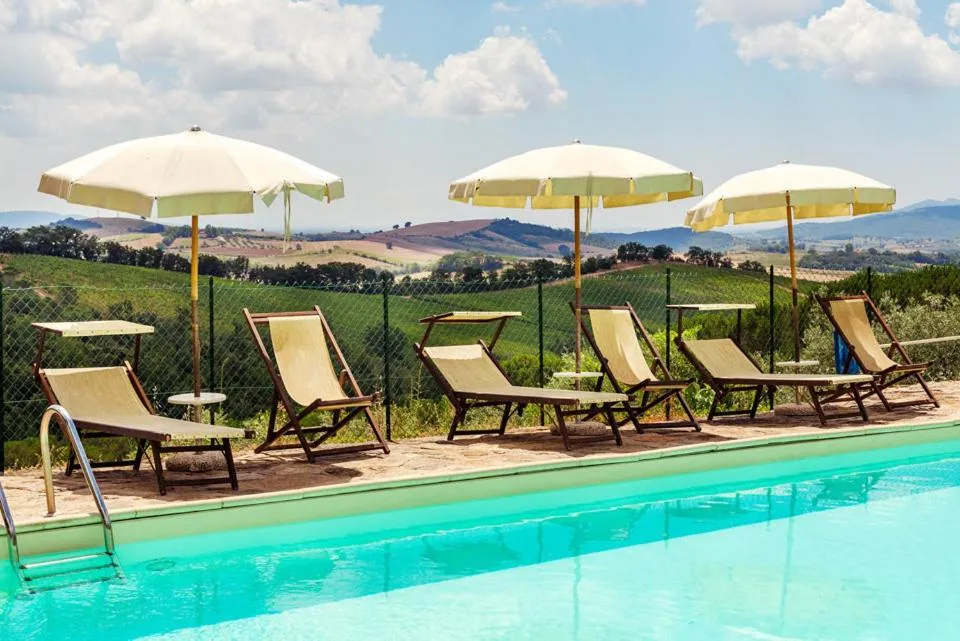 Swimming pool in Agriturismo & Cantina Tenuta Casteani