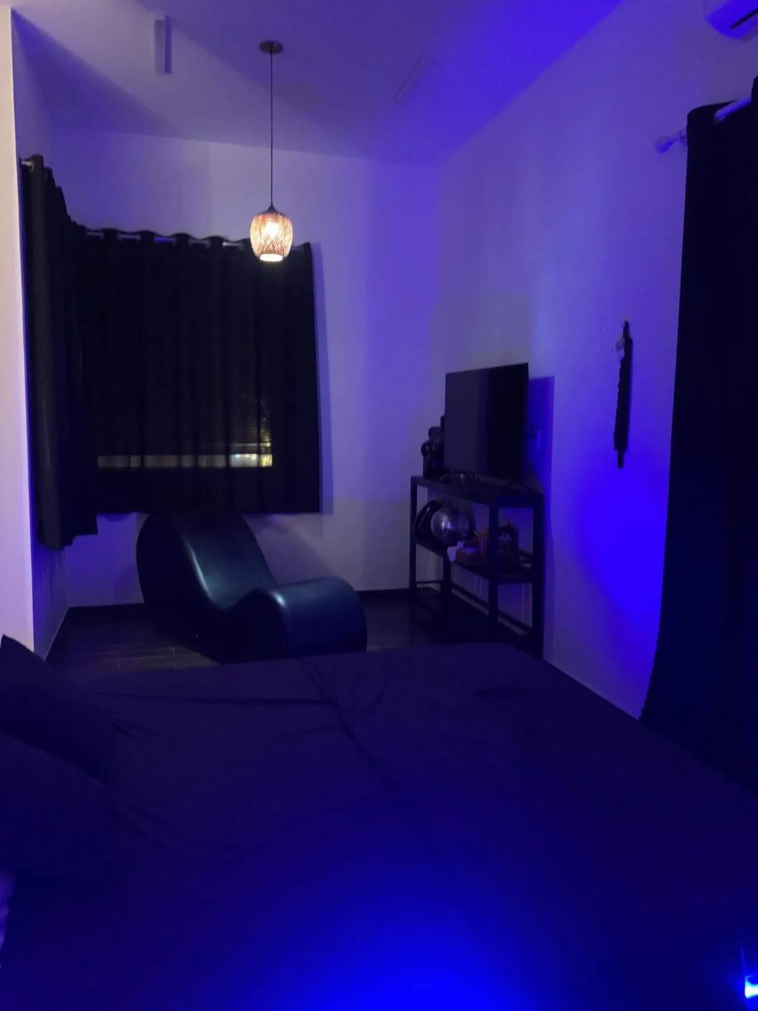 Property building, Bed in Tiinder Hotel