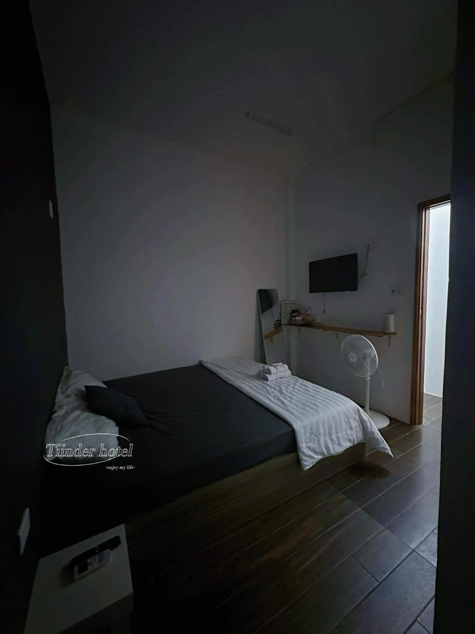 Communal lounge/ TV room, Bed in Tiinder Hotel