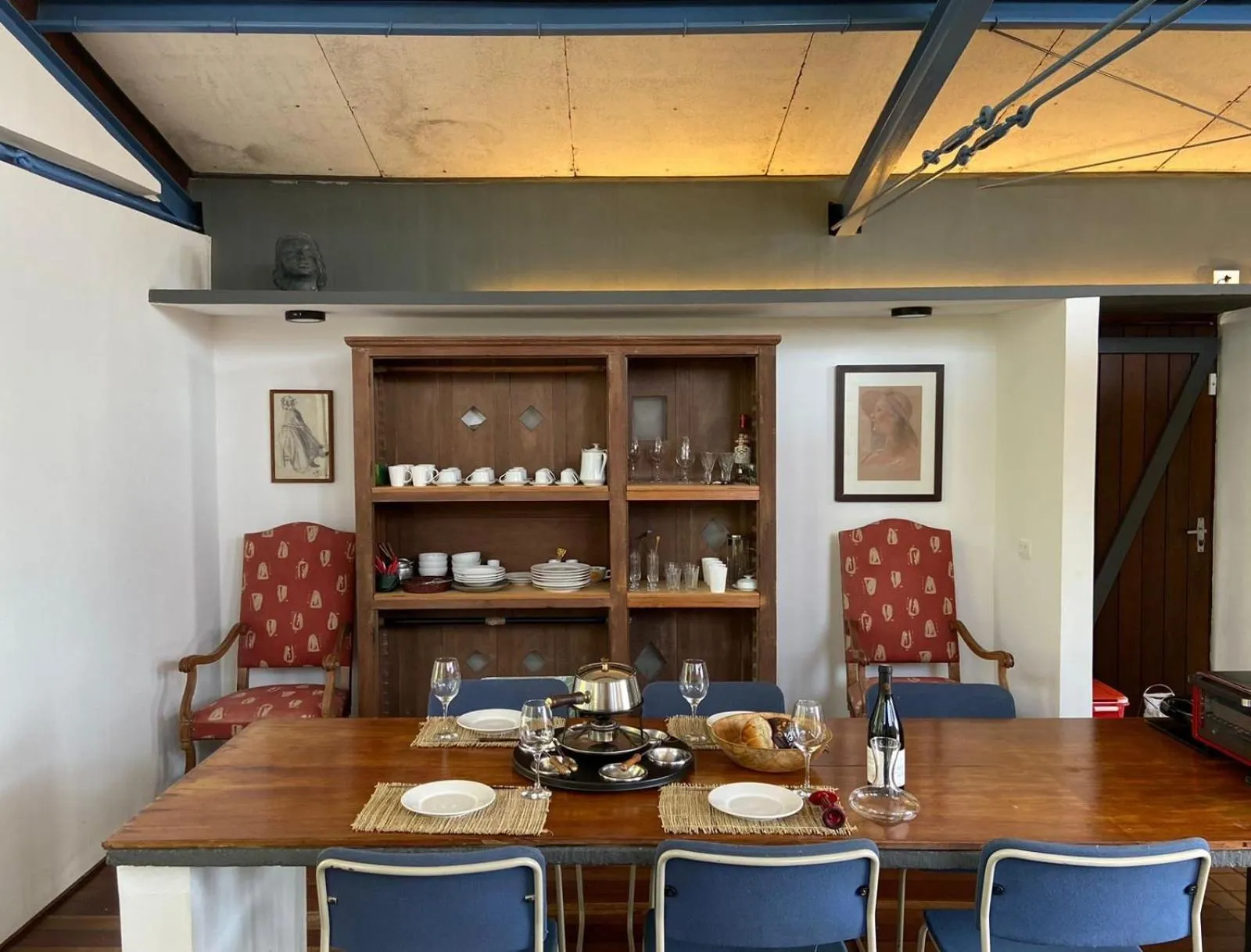 Casa de arquiteto com vista, jardim e lareira